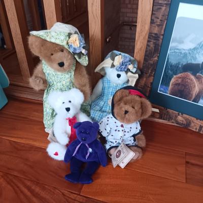 A COLLECTION OF BOYD'S BEARS AND A HOLOGRAM ALASKA PICTURE