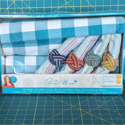 New Pioneer Woman Table Linens Set