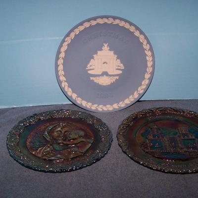 LOT 57 LOVELY COLLECTABLE WEDGWOOD & 2 FENTON CARNIVAL GLASS PLATES
