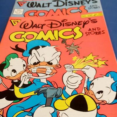 LOT 112 LARGE LOT OF WALT DISNEY COMIC BOOKS