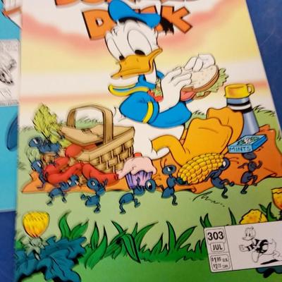 LOT 112 LARGE LOT OF WALT DISNEY COMIC BOOKS