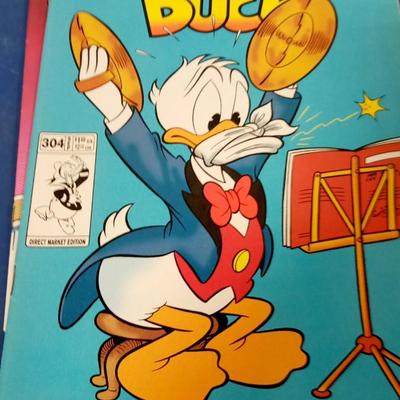 LOT 112 LARGE LOT OF WALT DISNEY COMIC BOOKS