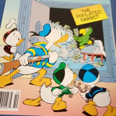 LOT 112 LARGE LOT OF WALT DISNEY COMIC BOOKS