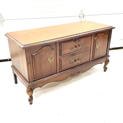 1006 Virginia Maid Cedar Chest by LANE
