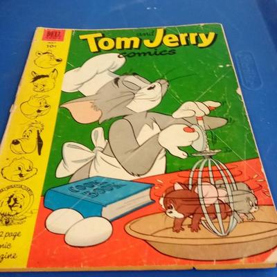 LOT 117 REAL OLD TOM AND JERRY COMIC BOOK