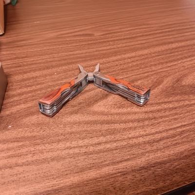 8 NEW MULTI-TOOLS IN TIN CASES