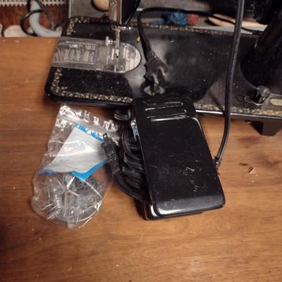 Universal Deluxe Family Sewing Machine