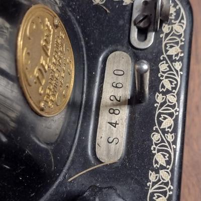 Universal Deluxe Family Sewing Machine