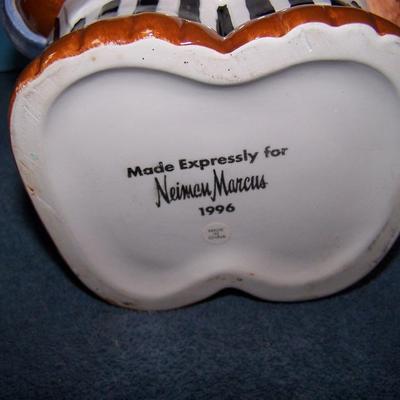 LOT 82 GREAT COLLECTABLE NEIMAN MARCUS BEAR COOKIE JAR -- BAKER 1996
