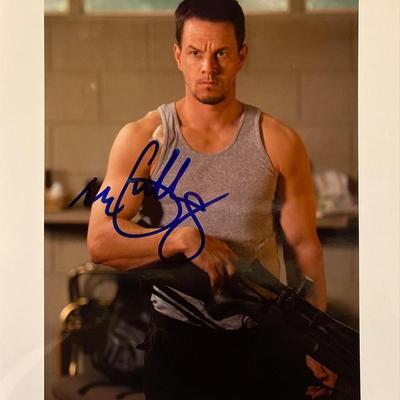 Shooter Mark Wahlberg signed movie photo. GFA Authenticated