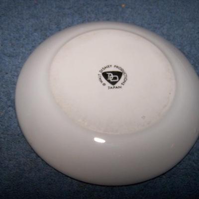 LOT 95 WONDERFUL VINTAGE DISNEY PLATE & 2 MILK GLASS DISNEYLAND ASHTRAYS