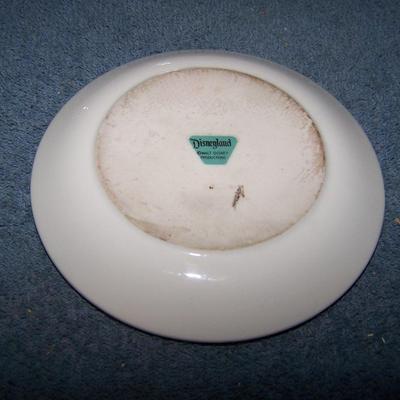 LOT 95 WONDERFUL VINTAGE DISNEY PLATE & 2 MILK GLASS DISNEYLAND ASHTRAYS