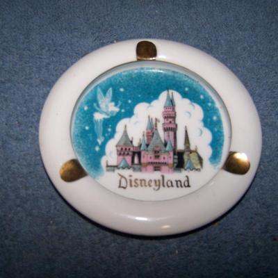 LOT 95 WONDERFUL VINTAGE DISNEY PLATE & 2 MILK GLASS DISNEYLAND ASHTRAYS