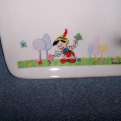 LOT 95 WONDERFUL VINTAGE DISNEY PLATE & 2 MILK GLASS DISNEYLAND ASHTRAYS