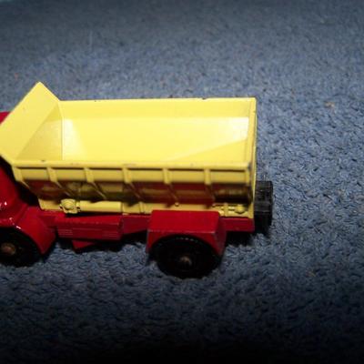 LOT 112 COLLECTABLE MATCHBOX VEHICLES #s 15/58/57/21/20/70