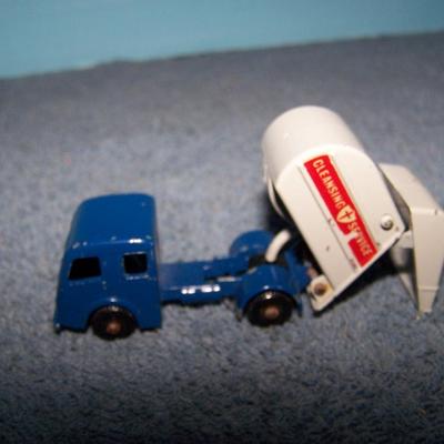 LOT 112 COLLECTABLE MATCHBOX VEHICLES #s 15/58/57/21/20/70