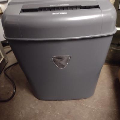 Insignia 10 Sheet Paper Shreddder (Downstairs)