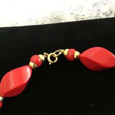 DARK RED AND SMALL BEADED LUCITE PLASTIC NECKLACE GOLD TONE SPACERS VINTAGE