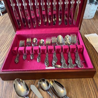 L17- Oneida 12pc Silverware Set (stainless)