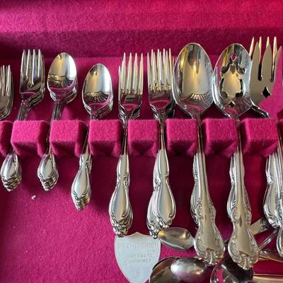 L17- Oneida 12pc Silverware Set (stainless)