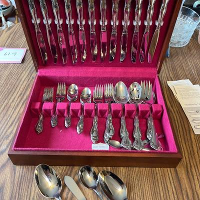 L17- Oneida 12pc Silverware Set (stainless)
