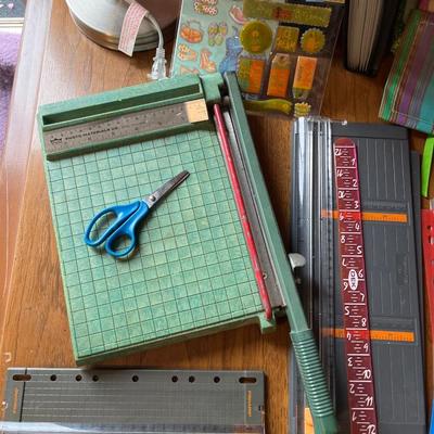 L28- Lamp & office supplies