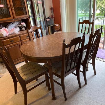 L29- Vintage Dining Table & 5 chairs