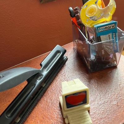 L30- Lamp & Office supplies (not shelf)