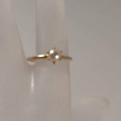 10 K Yellow Gold and Pearl Ring- Size 7- Approx 1.7 Grams (T10)