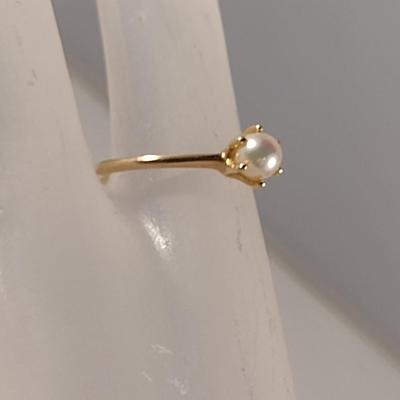 10 K Yellow Gold and Pearl Ring- Size 7- Approx 1.7 Grams (T10)