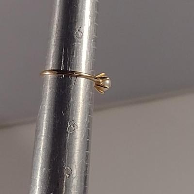 10 K Yellow Gold and Pearl Ring- Size 7- Approx 1.7 Grams (T10)