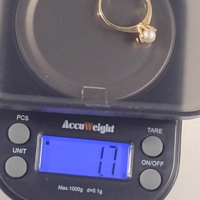10 K Yellow Gold and Pearl Ring- Size 7- Approx 1.7 Grams (T10)