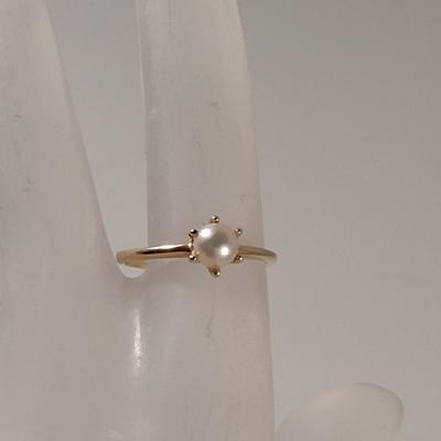 10 K Yellow Gold and Pearl Ring- Size 7- Approx 1.7 Grams (T10)
