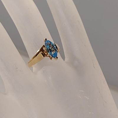 10 K Yellow Gold and Aquamarine Ring- Size 6 3/4- Approx 3.0 Grams (T11)