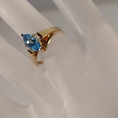 10 K Yellow Gold and Aquamarine Ring- Size 6 3/4- Approx 3.0 Grams (T11)
