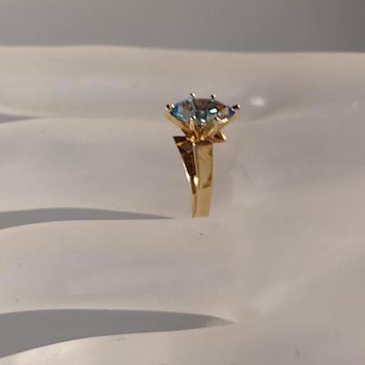 10 K Yellow Gold and Aquamarine Ring- Size 6 3/4- Approx 3.0 Grams (T11)