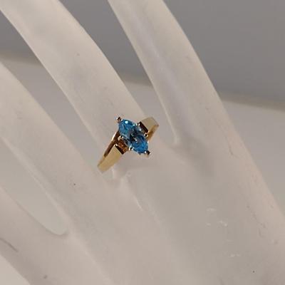 10 K Yellow Gold and Aquamarine Ring- Size 6 3/4- Approx 3.0 Grams (T11)