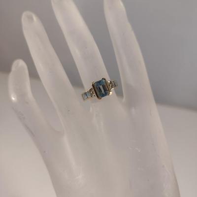 10 K Yellow Gold and Aquamarine Ring- Size 6- Approx 4.2 Grams (T12)