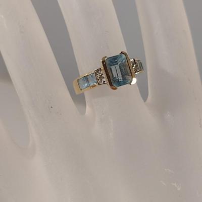 10 K Yellow Gold and Aquamarine Ring- Size 6- Approx 4.2 Grams (T12)