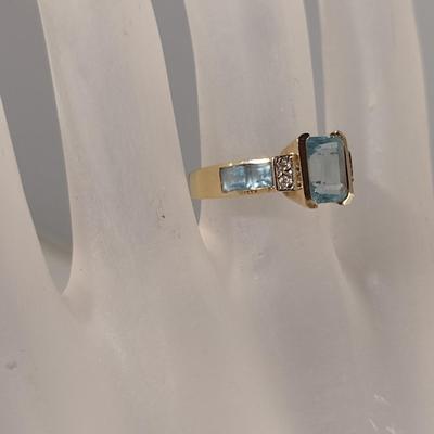 10 K Yellow Gold and Aquamarine Ring- Size 6- Approx 4.2 Grams (T12)