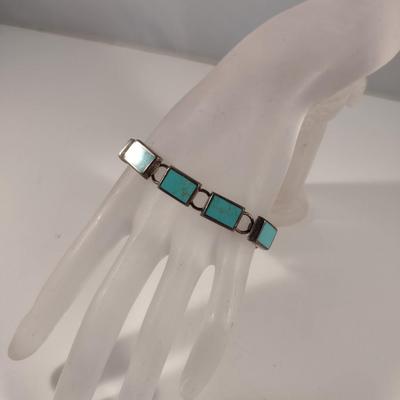 Sterling Silver and Turquoise Bracelet- Approx 8" and 31.8 Grams (T13)