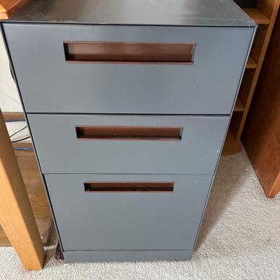 L40- Desk, file cabinet & office chair