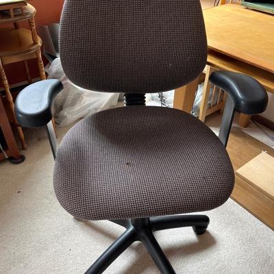 L40- Desk, file cabinet & office chair