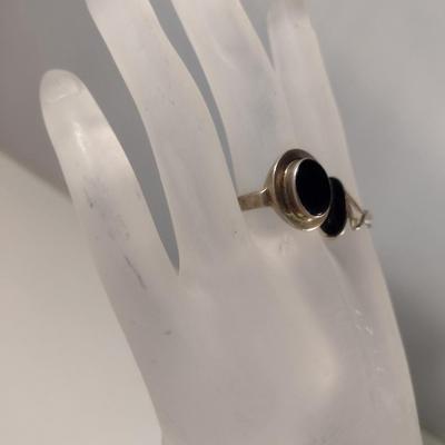 Pair of Sterling Silver and Onyx Rings- Approx 10.7 Grams Total Weight (T22)