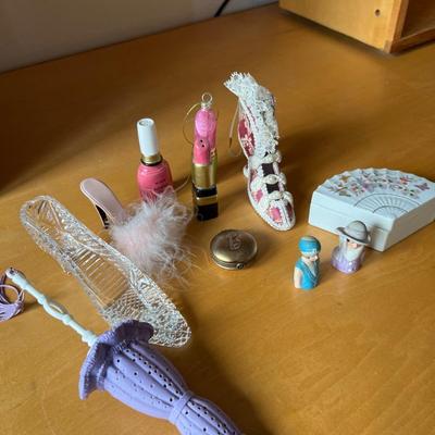 L42- Fun ladies figurines!!