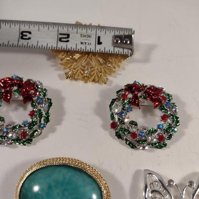 Collection of Brooches (D3)