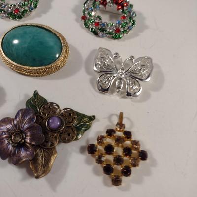 Collection of Brooches (D3)