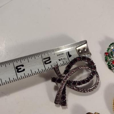 Collection of Brooches (D3)