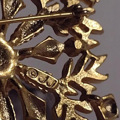 Collection of Brooches (D3)