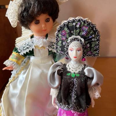 L57- Dolls from around the world